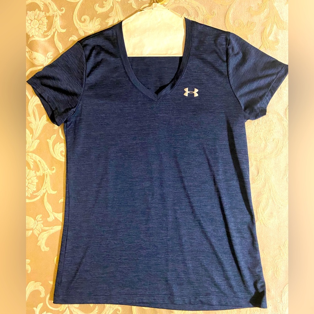 Soft medium v-neck navy shirt